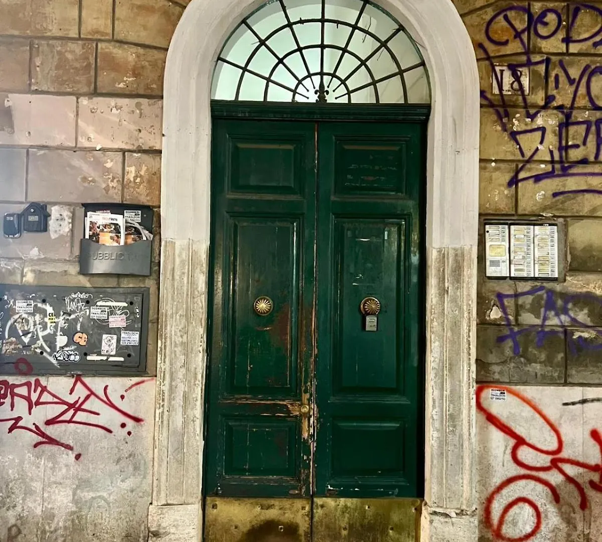 Lovely Studio Near Colosseum ローマ アパート